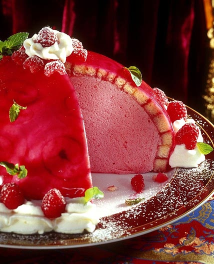Biskuittorte mit Himbeercreme