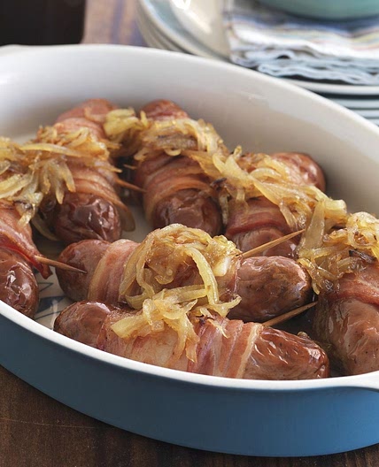Würstchen mit Baconmantel und glasierten Zwiebeln