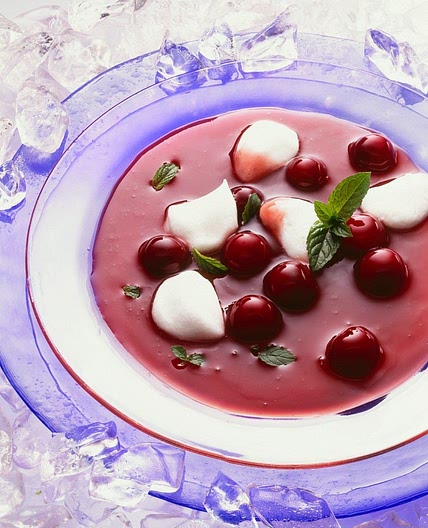 Kirschsuppe mit Schneenocken
