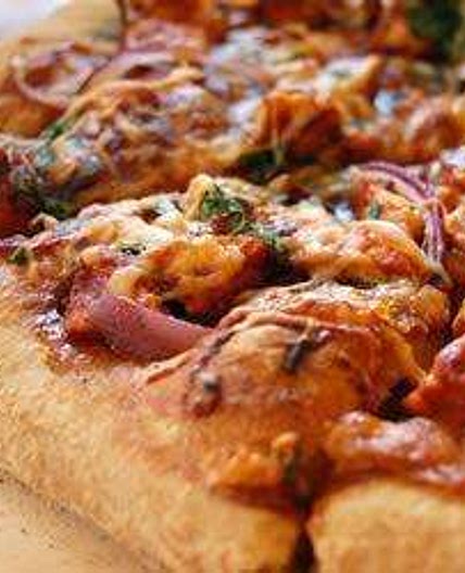 Pizza au poulet et sauce BBQ