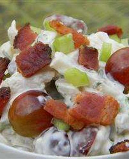 Salade de poulet au bacon et aux raisins rouges