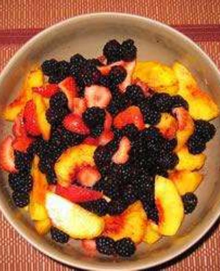 Salade de pêches et de fruits rouges