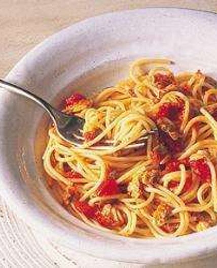 Spaghettis et sauce tomate aux palourdes