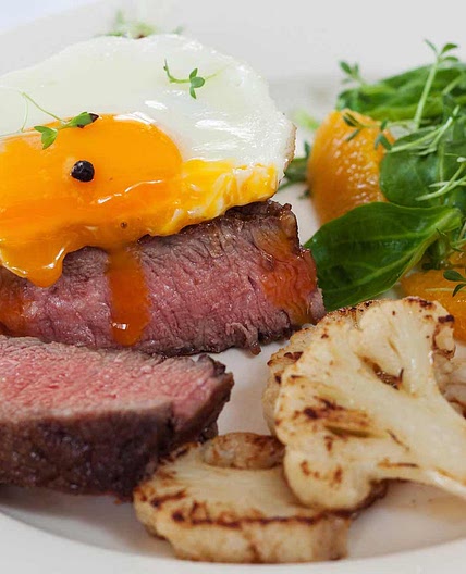 Steak à cheval, rösti et sauce orientale