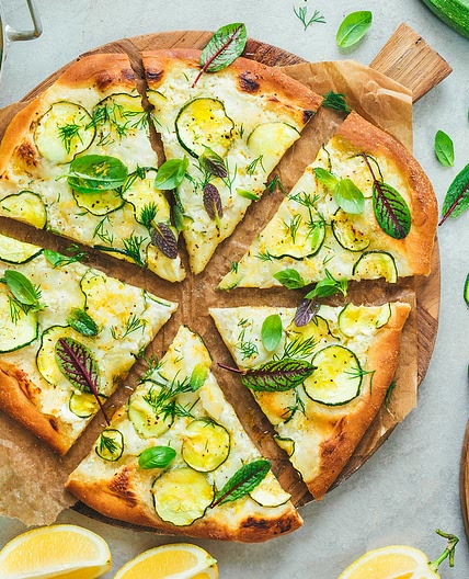 Pizza blanche aux courgettes, citron et burrata