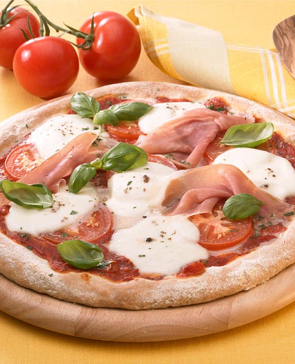 Pizza di Parma mit Mozzarella und Tomaten