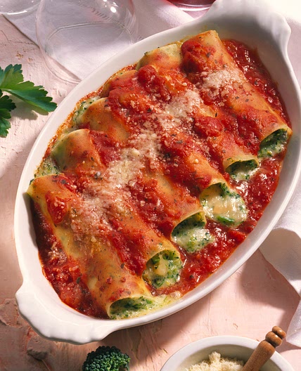 Käse-Broccoli-Cannelloni in Tomatensauce
