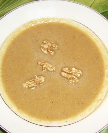 Soupe de céleri rave aux noix grillées