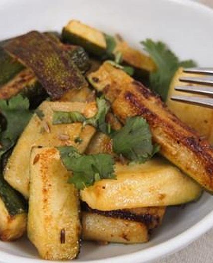 Courgettes sautées à la moutarde, cumin et coriandre fraîche