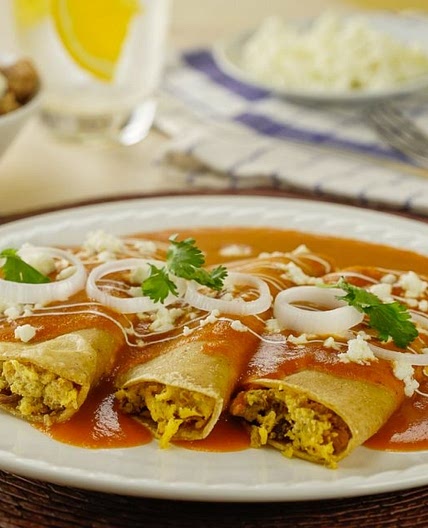 Enchiladas Rojas Rellenas de Huevo