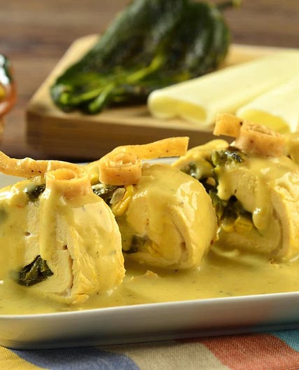 Pollo Relleno de Rajas en Salsa de Flor de Calabaza