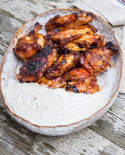 Bourbon BBQ Chicken Wings mit Blauschimmelkäse-Dip