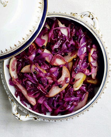 Stir-fried red cabbage with juniper and pears
