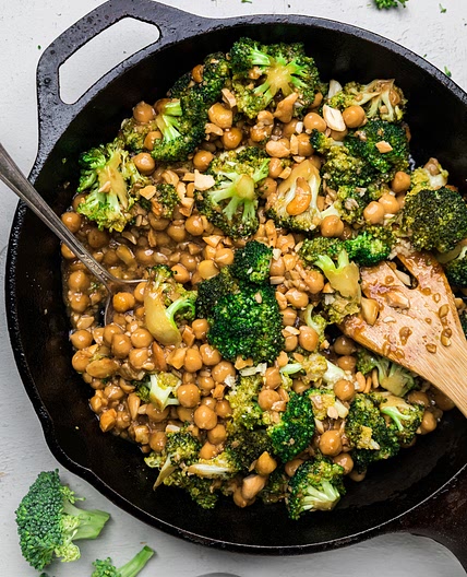 Chickpea, Cashew & Broccoli with Garlic Sauce Skillet