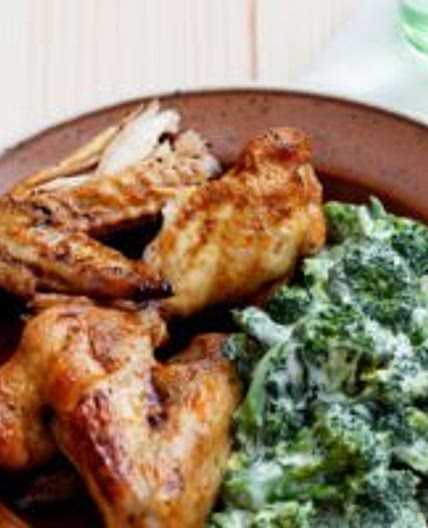 Keto chicken wings with creamy broccoli
