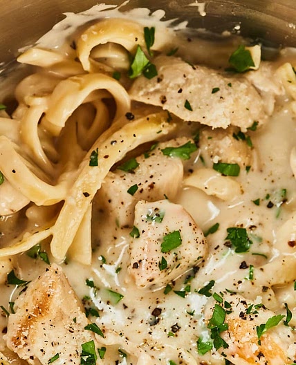 This Instant Pot Chicken Alfredo Tastes Just Like the Creamy Classic