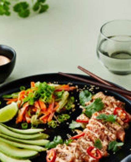 Low-carb sashimi salad with sriracha mayo