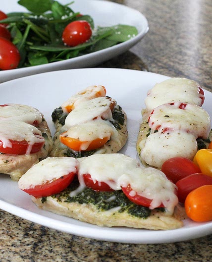 Make This Baked Chicken With Pesto, Tomatoes, and Mozzarella
