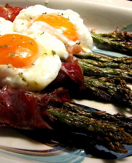 ESPÁRRAGOS TRIGUEROS CON JAMÓN Y HUEVO ESCALFADO