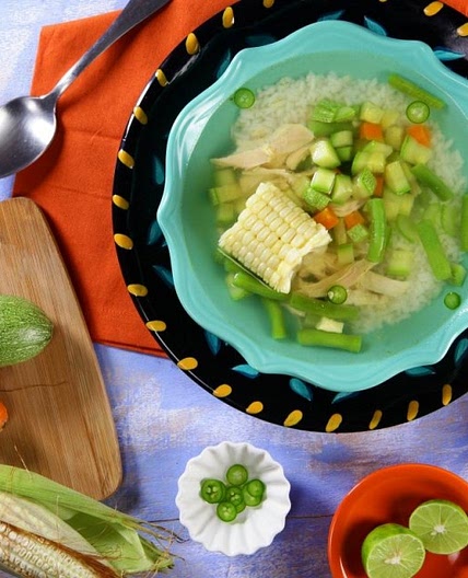 Caldo de Pollo con Laurel