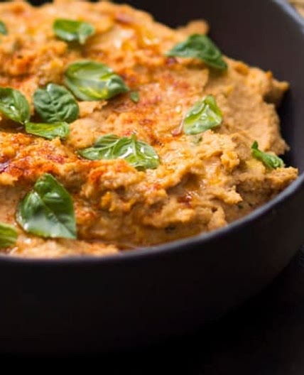 Sundried tomato hommus with crackers