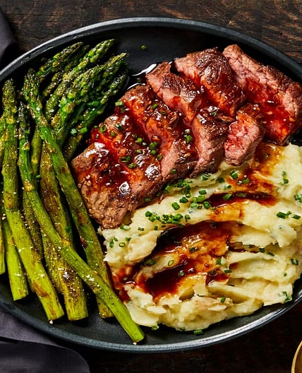 Bavette Steak & Roasted Garlic Pan Sauce with Mashed Potatoes & Asparagus