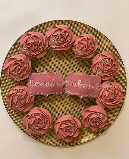 12 vanilla cupcakes 