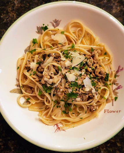 Linguine with clam sauce