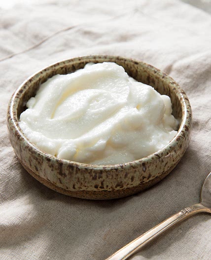 Traditional Toum (Lebanese Garlic Sauce) Recipe