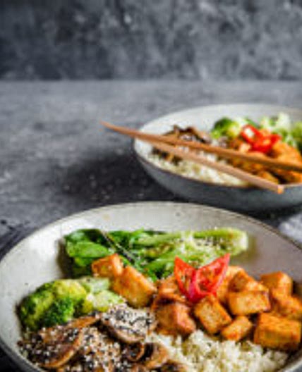 Low-carb vegan Buddha bowl