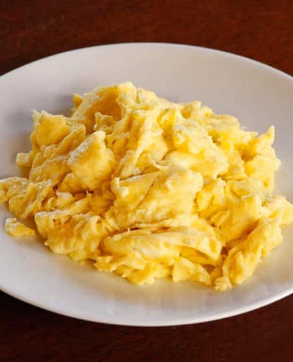 How to Make Fluffy Moist Scrambled Eggs
