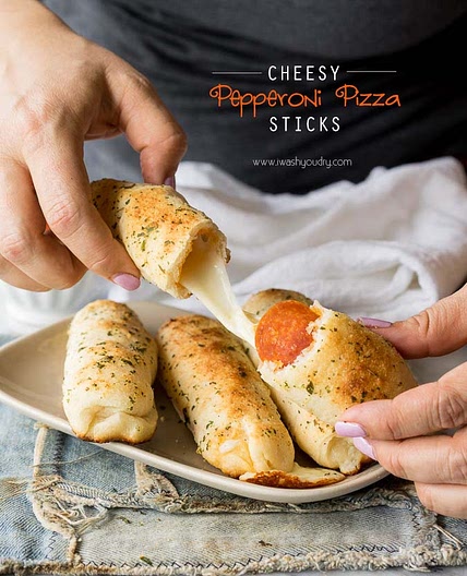 Cheesy Pepperoni Pizza Sticks