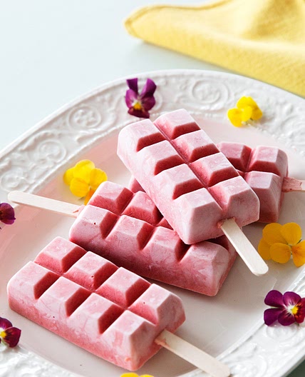 Low-carb frozen yogurt popsicles