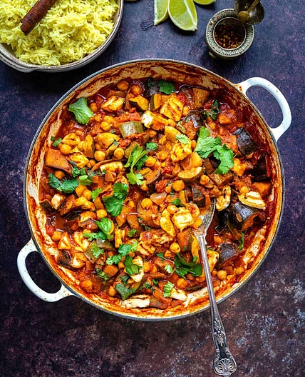 Hearty vegetable curry with chickpeas, aubergines and halloumi