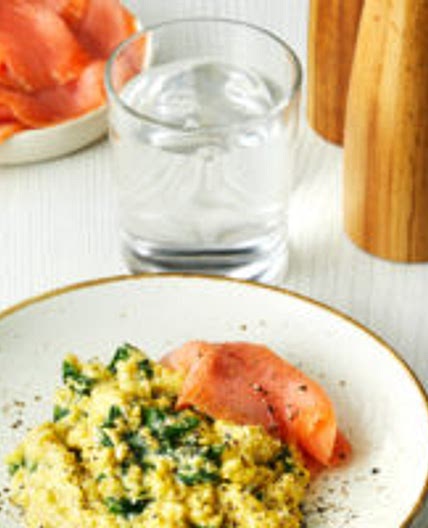 Scrambled eggs with spinach and smoked salmon