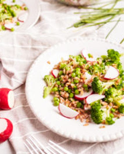 Spring spelt salad with broccoli and radish