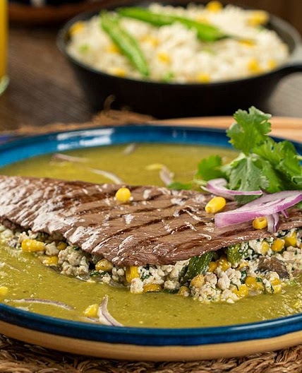 Sábana de Res Rellena de Rajas en Salsa Verde