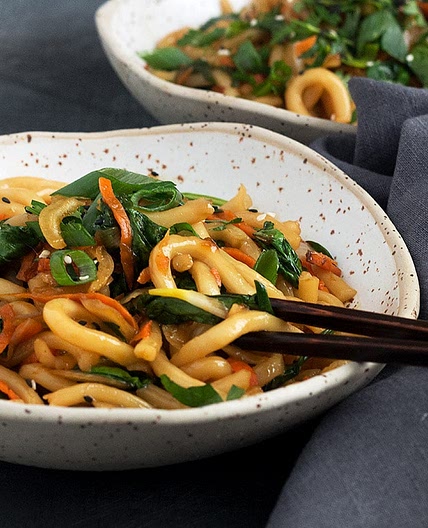 15 Minute Spicy Udon and Vegetable Stir Fry