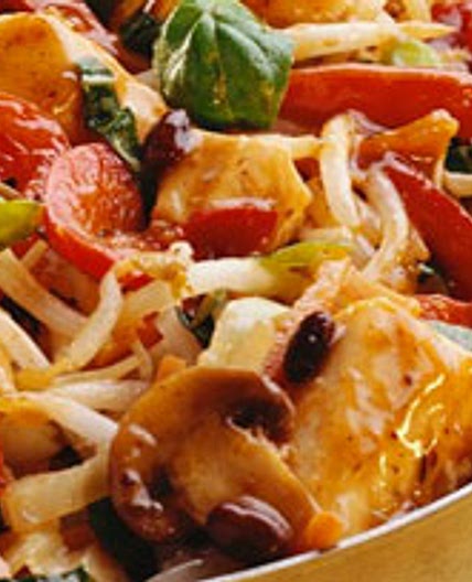 Sauté asiatique au poulet, aux nouilles et aux légumes