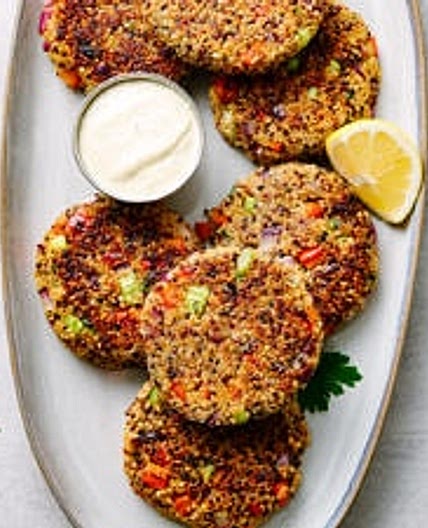 CAJUN QUINOA CAKES + LEMON-DILL-SRIRACHA-REMOULADE