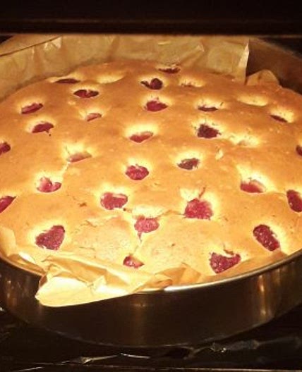 Easy Belarusian Cake with Raspberries