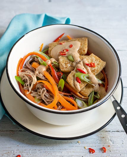 Soba-Tofu-Bowl mit Erdnuss-Chili-Sauce