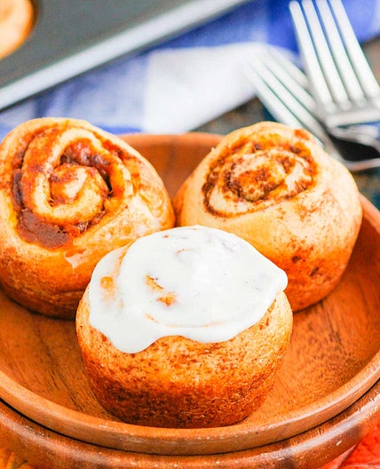 EASY PUMPKIN CINNAMON ROLLS