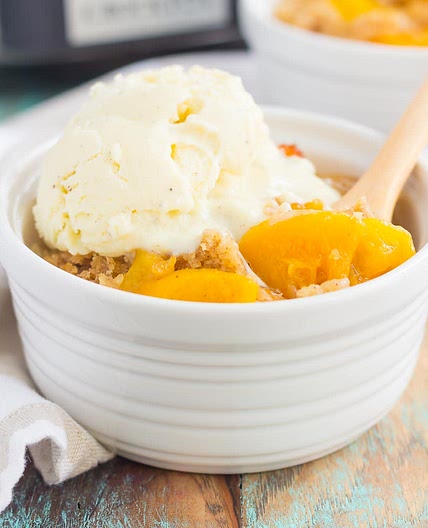 SLOW COOKER PEACH COBBLER