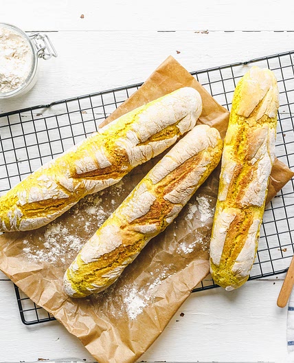 Knusprige, würzige Kurkuma-Baguettes