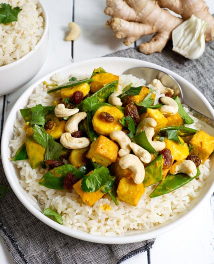 Fruchtiges Thai-Curry mit Tofu und Reis