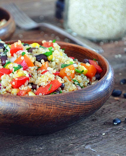 Salade de Quinoa et Haricots Noirs avec Vinaigrette au Cumin et à la Lime