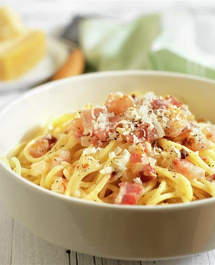 Espaguetis carbonara con huevo