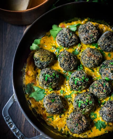 Vegan lentil meatballs & coconut curry sauce 