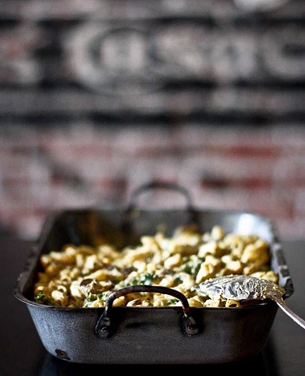 Vegan mac-and-cheese with kale & mushrooms 